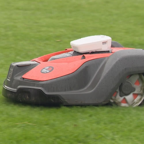 Maairobot maait gras in Almere KruidenwijkMaairobot maait gras in Almere Kruidenwijk.jpg